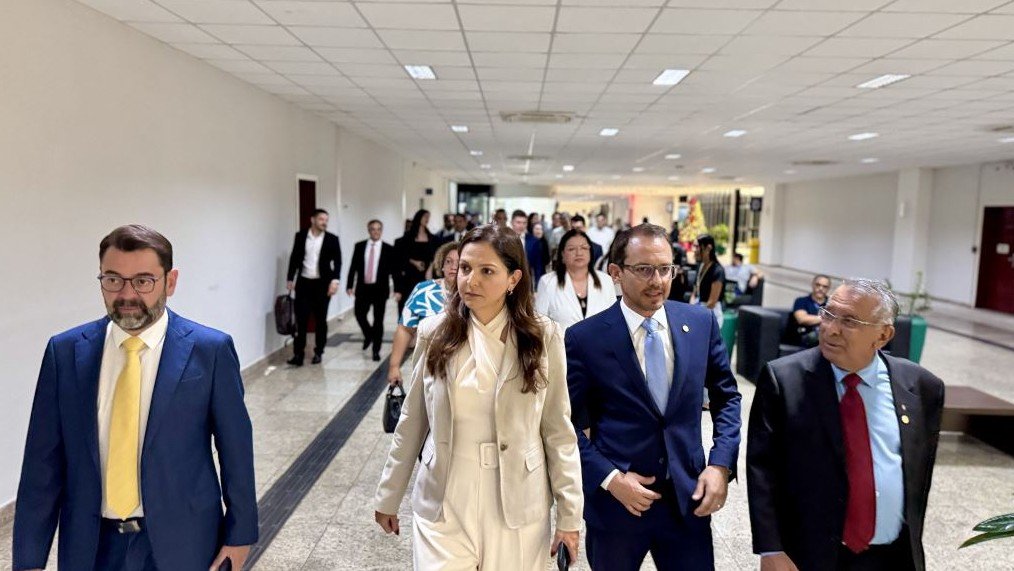 Presidente Gisela Cardoso lidera grande comitiva de advogados ao Fórum para garantir respeito às prerrogativas profissionais