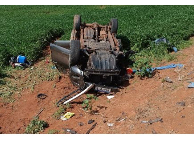 Mãe e dois filhos morrem em acidente entre caminhonete e carreta em cidade de MT.