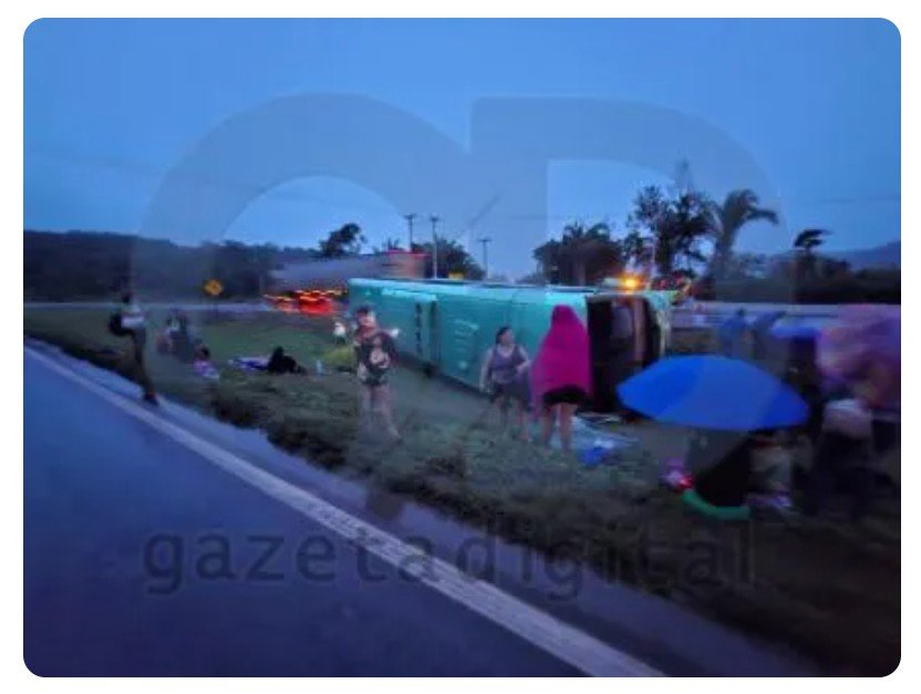Colisão entre ônibus de funcionários de frigorífico e carreta deixa ao menos 26 feridos em cidade de MT.