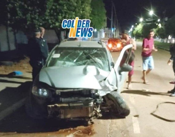 Condutor e arremessado fora do veículo em Colíder após choque com arvore. (Vídeo)