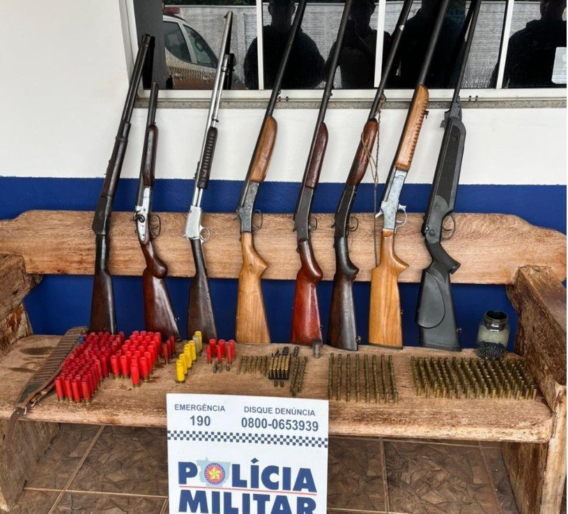 Homem é conduzido à delegacia após disparos e apreensão de oito armas em fazenda de cidade de MT.