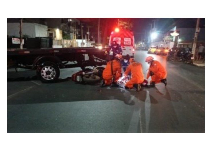 Motociclista bate em caminhão e morre na hora
