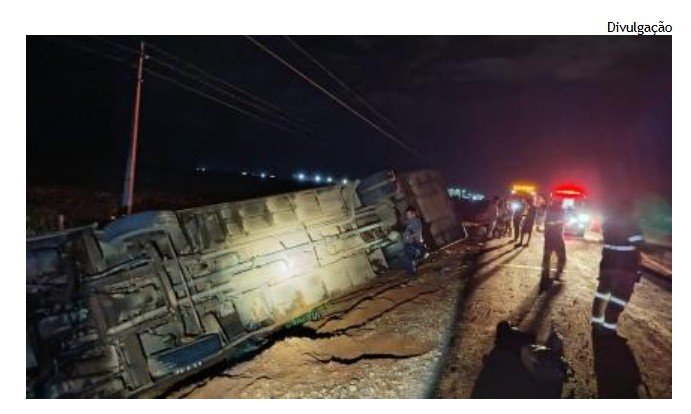 Ônibus de viagem com 26 passageiros capota em MT; 6 em estado grave