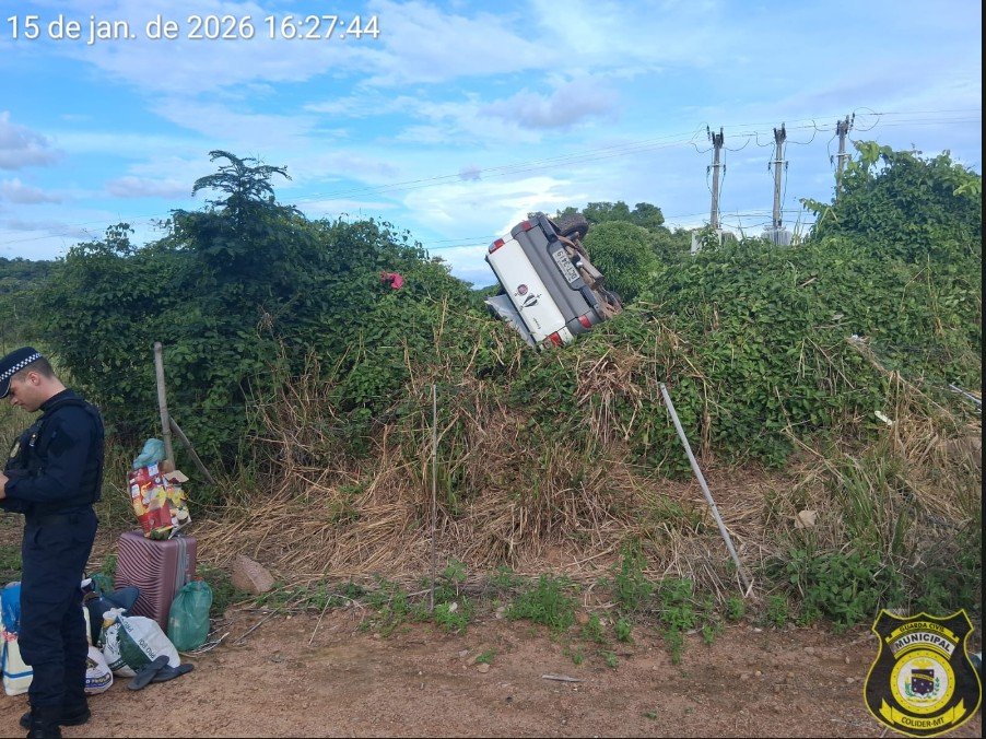 Três da mesma familia de Alta Floresta sofrem acidente na MT-320 em Colíder; carro ficou detonado. (Vídeo)