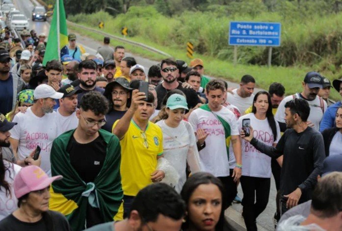 Nikolas rebate críticas sobre caminhada: 'Estou de férias, faço o que quiser'. Vídeo