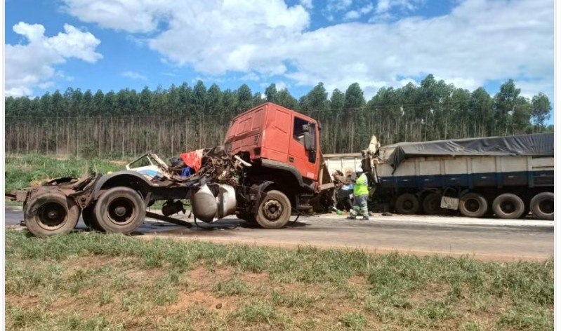 Acidente entre moto e carretas deixa 2 mortos e 5 feridos em MT