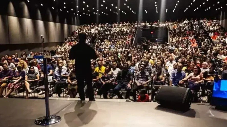 PESQUISA: Maioria é contra isenção de impostos para igrejas e critica ostentação de pastores