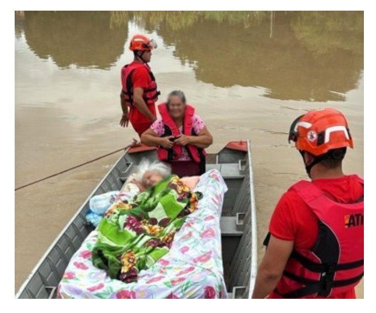 GUARANTÃ: Mãe de 95 anos e filha são resgatadas de barco