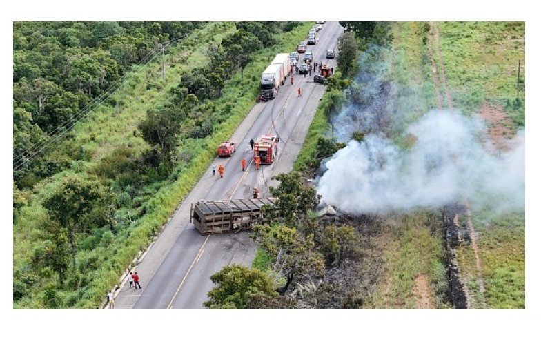 Acidente com carreta boiadeira na BR-070 deixa 1 morto, 1 ferido e 1 ileso