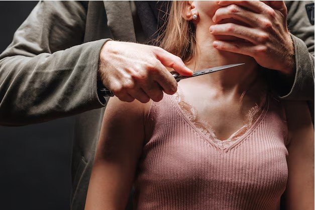 Homem em Colíder coloca canivete na garganta de esposa e à deixa com varios hematomas.