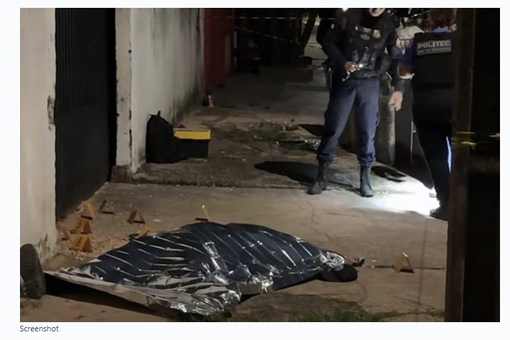 Homem é executado por pistoleiros com tiros à queima roupa na calçada em MT; vídeo