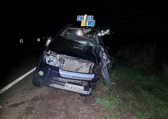 (ATUALIZADA) Idoso em Colíder falece após bater frontalmente entre Hilux e carreta na MT-320. (Vídeo)