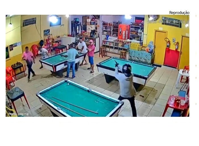 Câmeras de segurança flagraram momento em que homem é morto a tiros em bar