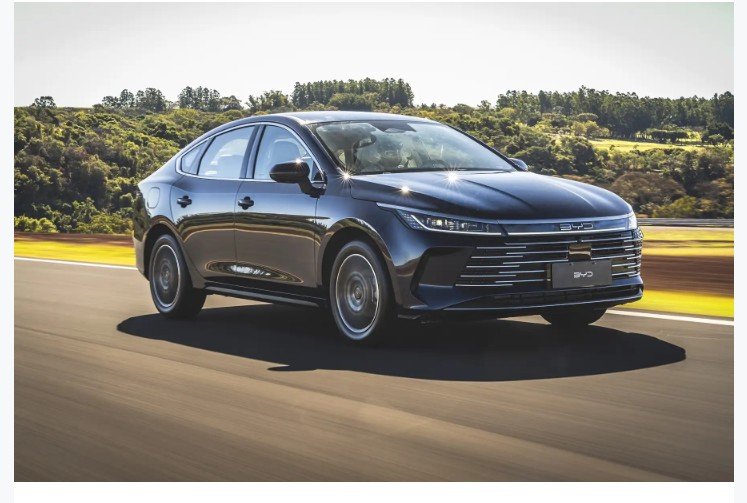 BYD King para PCD: sedan híbrido é mais barato que o Corolla em março de 2026