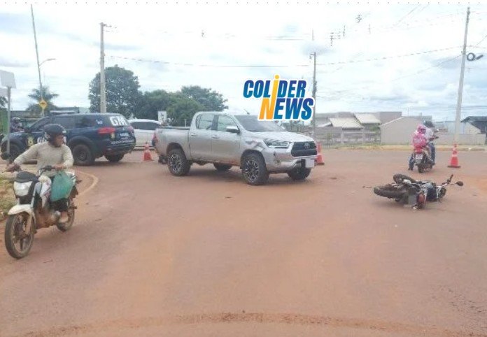 Casal de motociclistas em Colíder ficam feridos em acidente com Hilux. (Vídeo)