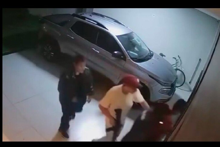 Bando faz família refém, foge da polícia e dois criminosos acabam baleados em MT