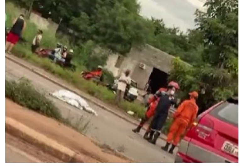 Motociclista perde controle, cai na pista e morre atropelada por caminhão