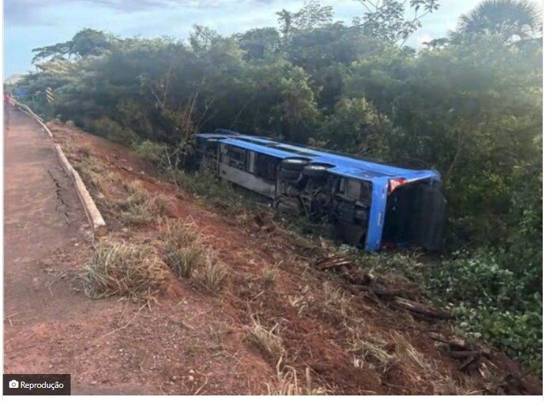 Duas pessoas morrem e seis ficam feridas em tombamento de ônibus na BR-158, em cidade de MT.
