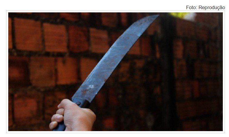 Homem tenta matar duas mulheres com facão, invade casa e acaba preso