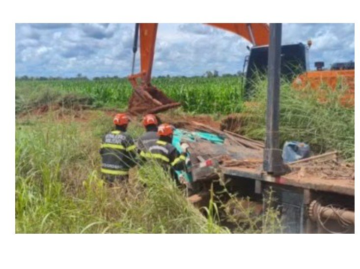 Caminhoneiro morre após veículo sair da pista em MT