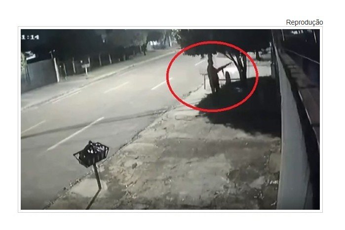 Bombeiro tenta matar atual da ex, atira na casa errada e quase atinge bebê