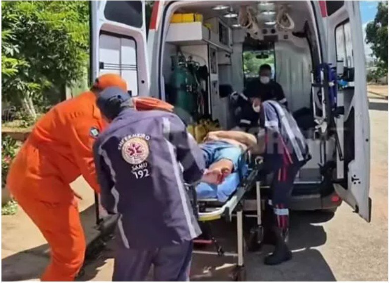 Homem senta na calçada para relaxar e leva 5 tiros de motoqueiro misterioso