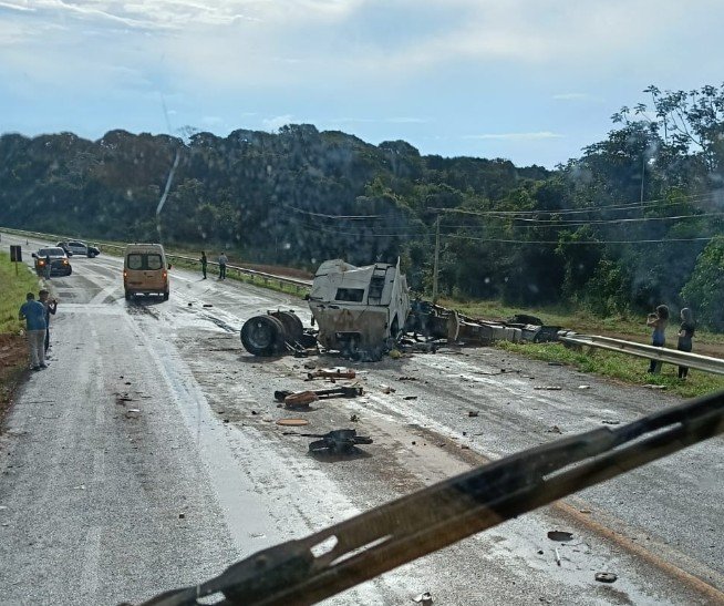 Colisão com caminhão no interior de MT deixa um morto e um ferido em estado gravíssimo; VEJA