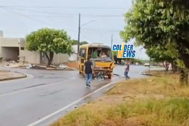 Onibus escolar de prefeitura de Colíder acerta caminão em cruzamento na area central da cidade.