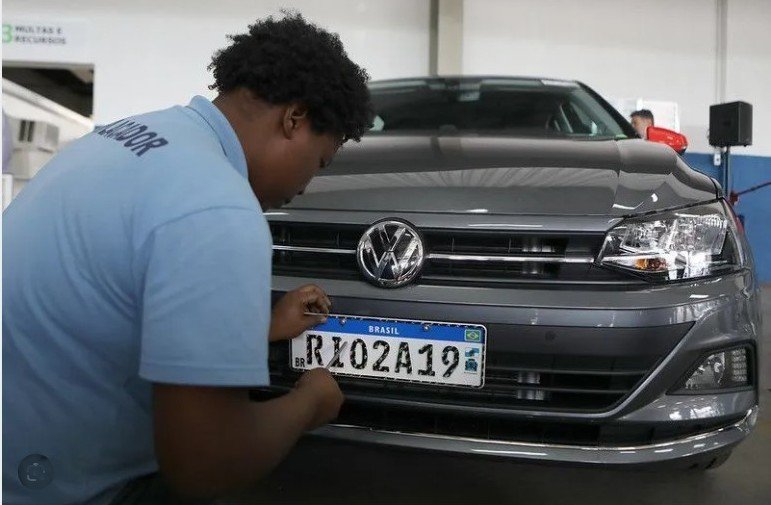Comissão aprova volta de cidade e estado nas placas dos carros; entenda