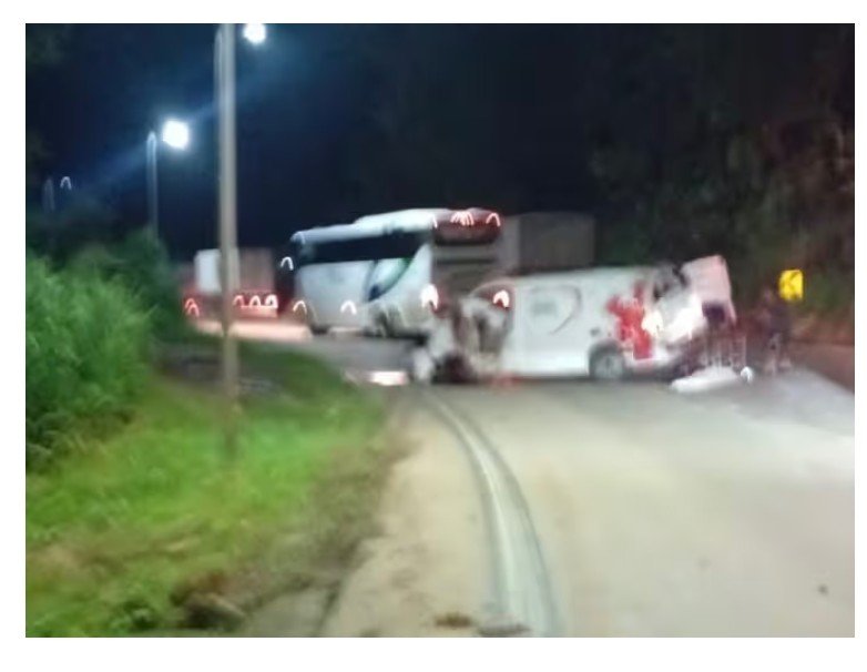 Ambulância é atingida por carreta e deixa dois mortos na BR-364