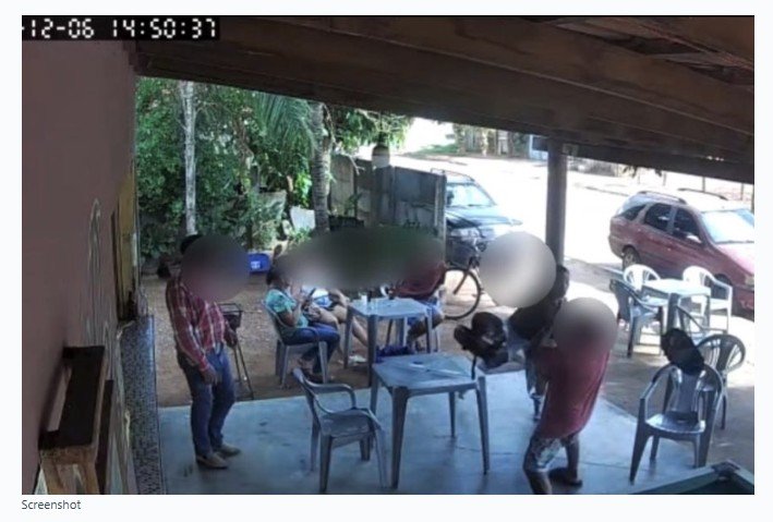 Mulher mata homem com golpes de capacete na cabeça dentro de bar em MT; assista
