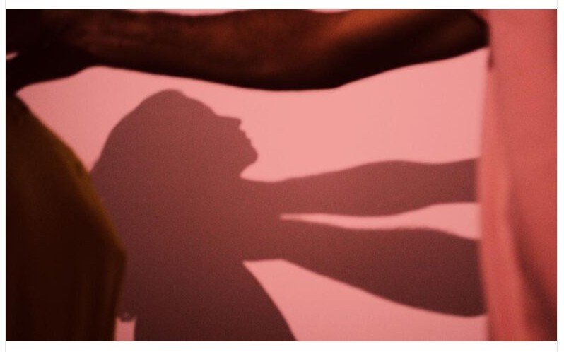 Mulher é espancada e tem corpo cortado pelo marido na frente do filho de 5 anos em cidade de MT.