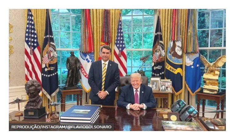 Flávio Bolsonaro exibe foto com Trump na Casa Branca após suspense sobre encontro