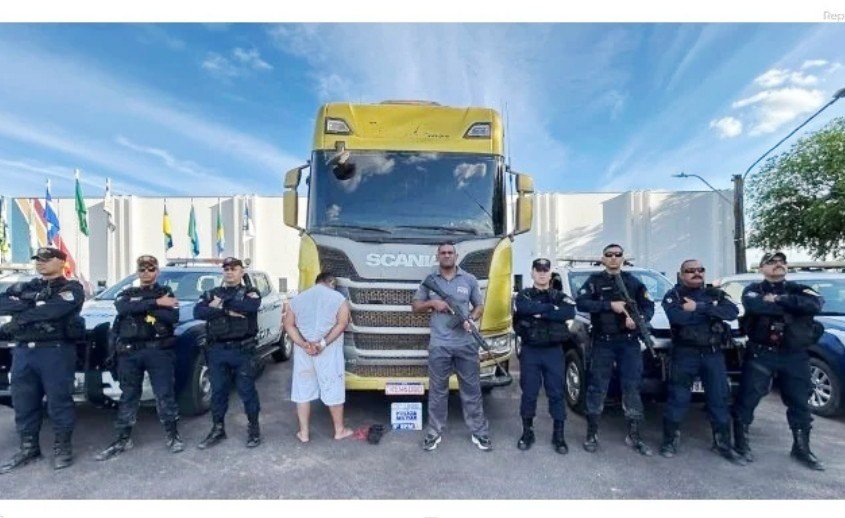 Homem rouba caminhão, pula em rio para fugir da PM, mas acaba preso