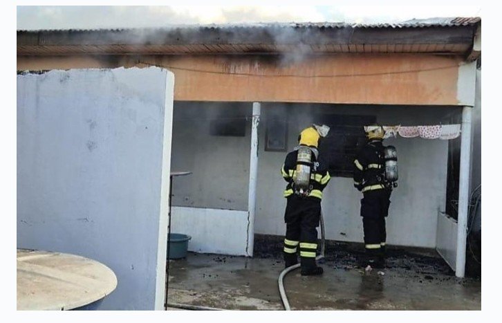 Filho incendeia casa da família com bebê dentro após briga por causa de cigarro de maconha em Sinop; vídeo
