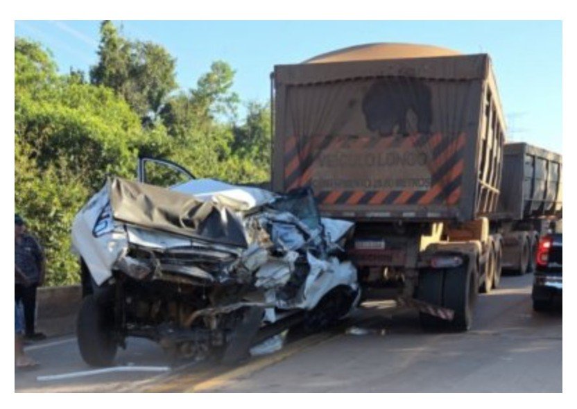Batida com caminhão deixa dois feridos e destrói Hilux entre Itauba e Sinop.