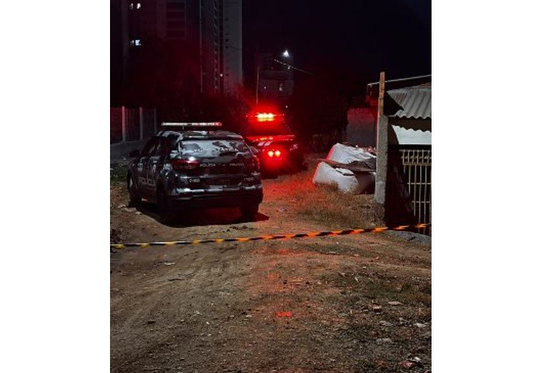 Homem acusado de tentativa de agressão morre após confronto com a polícia