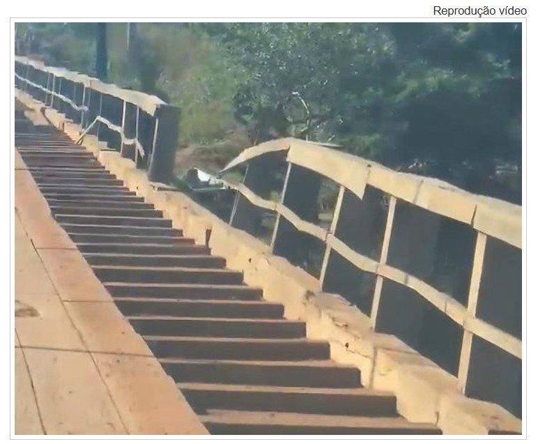 Motociclista e passageiro caem de ponte de madeira durante à madrugada em cidade de MT.