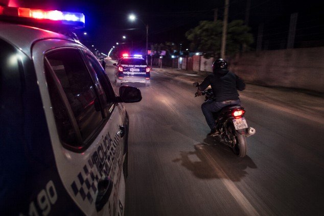 Jovem de 24 anos é preso após perseguição policial e motocicleta com registro de furto em Canaã do Norte