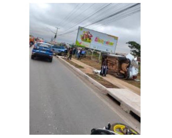 Populares levantam carro para remover mulher atropelada; vítima morreu