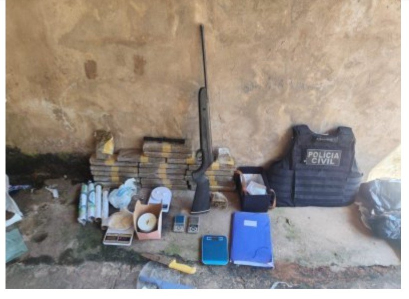 PC prende traficante e confisca carga de maconha, dinheiro e arma