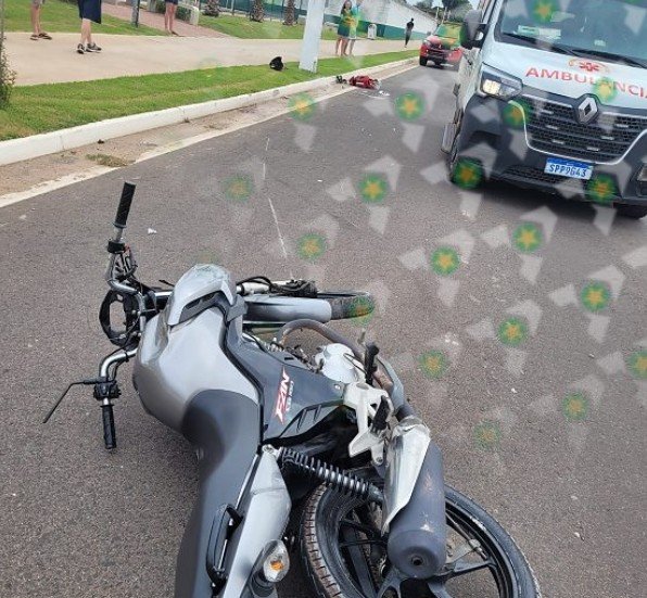Criança de 2 anos morre após moto bater em poste; vitima estava sem capacete.