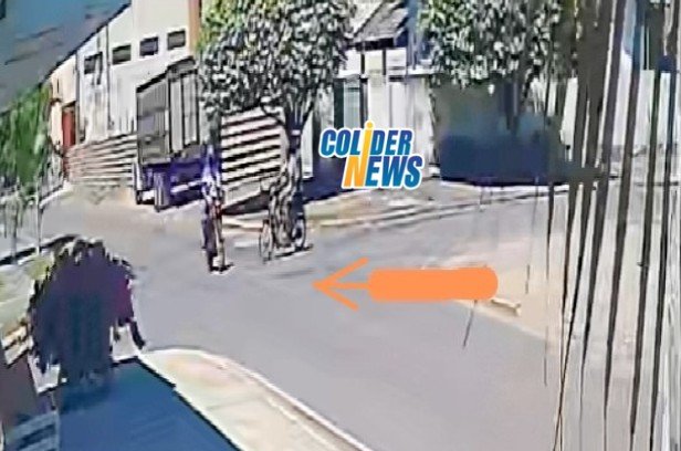 Dois condutores ficam feridos em acidente de motos a câmera de segurança registrou o choque.