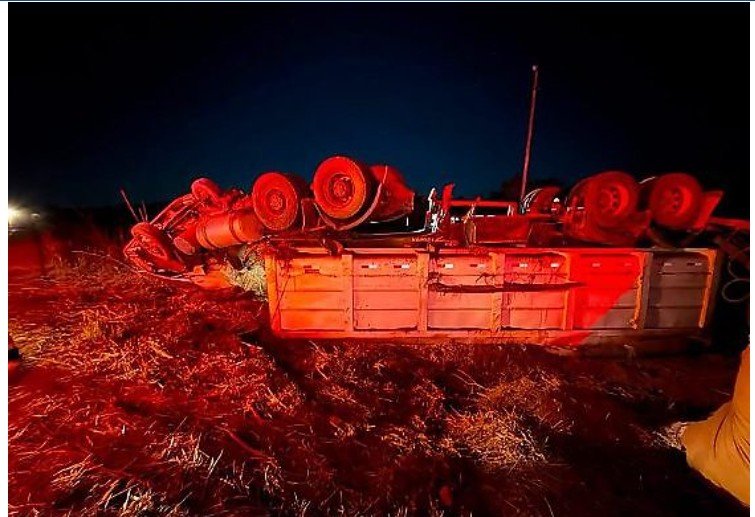 Motorista morre preso às ferragens após carreta tombar na MT-235