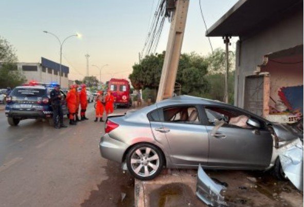 Civic derruba parede de casa e motorista morre arremessado