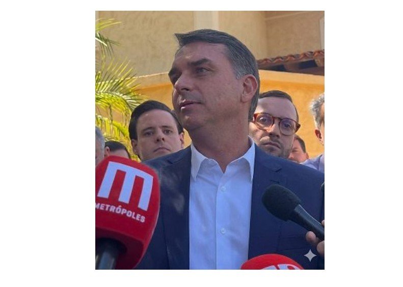 'Liberdade de imprensa está em jogo', dispara Flávio Bolsonaro contra Moraes após busca contra fonte de jornalista