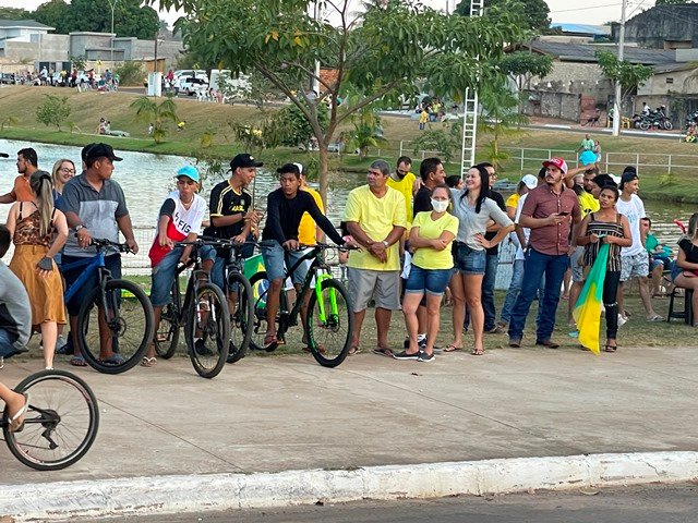 Povo em Colíder protesta nas ruas e faz concentração no Lago dos Pioneiros.