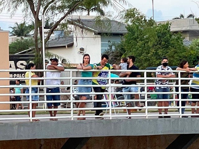 Povo em Colíder protesta nas ruas e faz concentração no Lago dos Pioneiros.