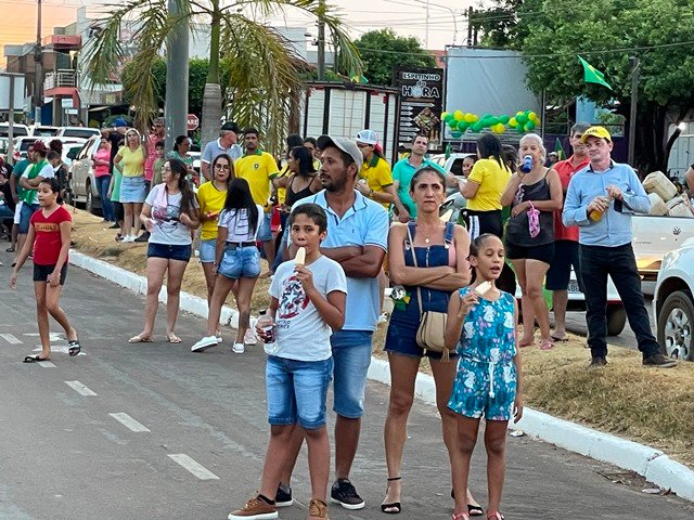 Povo em Colíder protesta nas ruas e faz concentração no Lago dos Pioneiros.