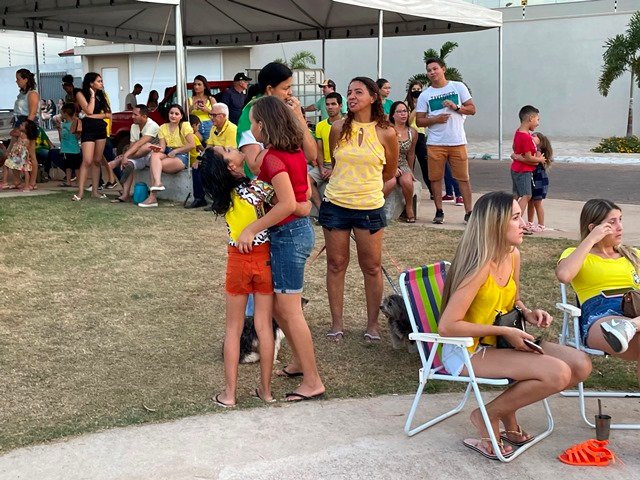 Povo em Colíder protesta nas ruas e faz concentração no Lago dos Pioneiros.